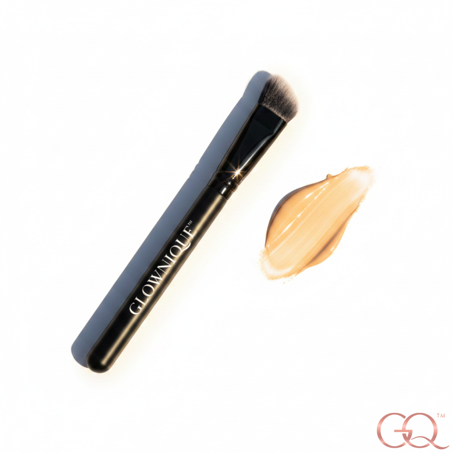 Experience the artistry of GLOWNIQUE with the Large Blurrer Brush, crafted from soft synthetic bristles for a flawless, airbrushed finish. Elevate your beauty ritual.