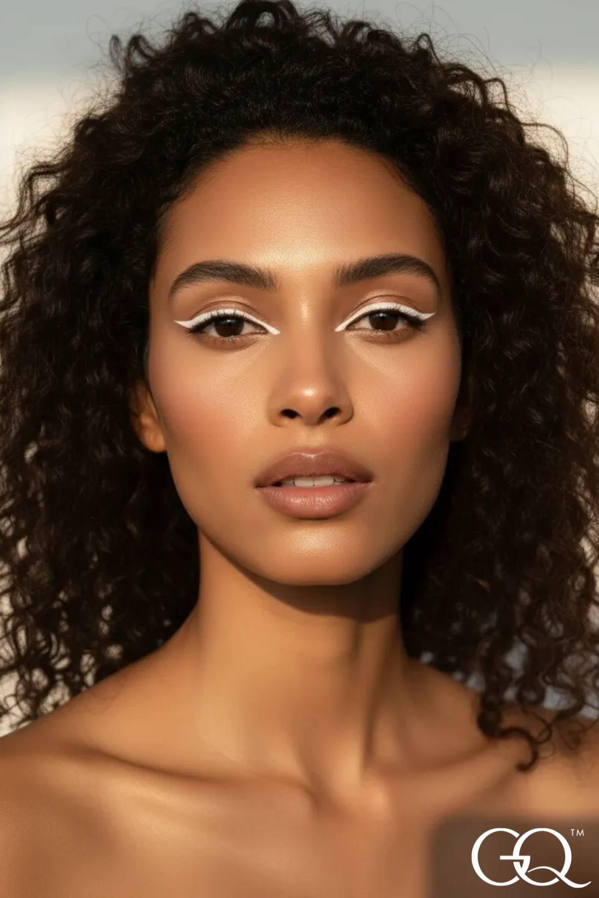 Experience the artistry of GLOWNIQUE Gel Eyeliner, a creamy, luxurious formula that elevates your beauty ritual with precision and sophistication.