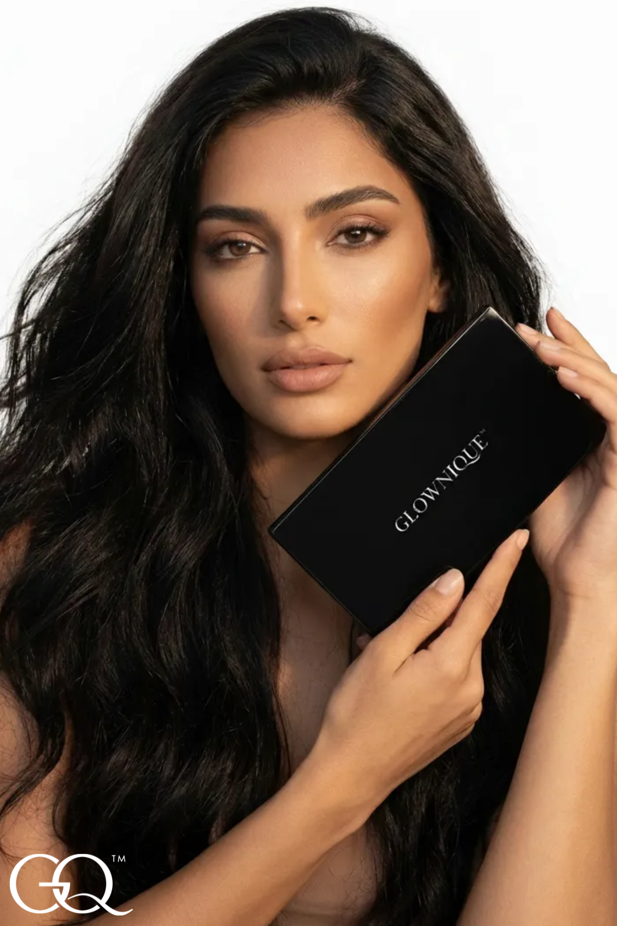 Experience the art of sculpting with GLOWNIQUE Ultimate Contour Palette. Luxurious, blendable shades enhance your natural beauty, embodying elegance and sophistication.