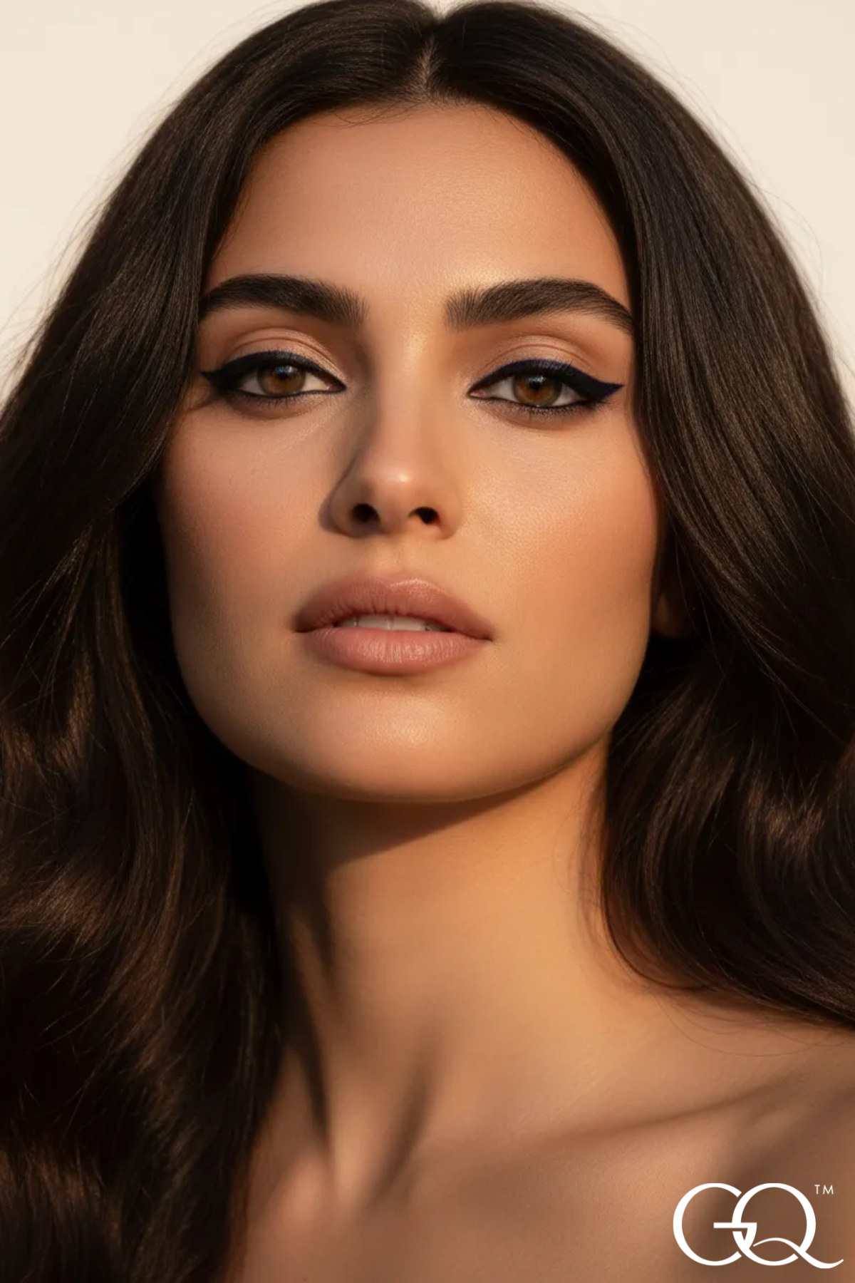 Experience the artistry of GLOWNIQUE Gel Eyeliner, a luxurious formulation that elevates your beauty ritual with precision and sophistication.