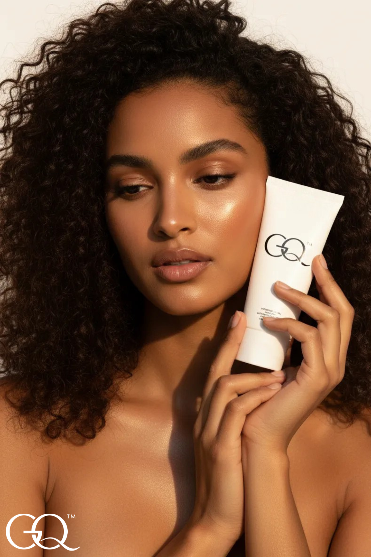 Experience the artistry of GLOWNIQUE Hydrating Facial Cleanser, a luxurious blend of botanicals designed to restore your skin's natural radiance and balance.