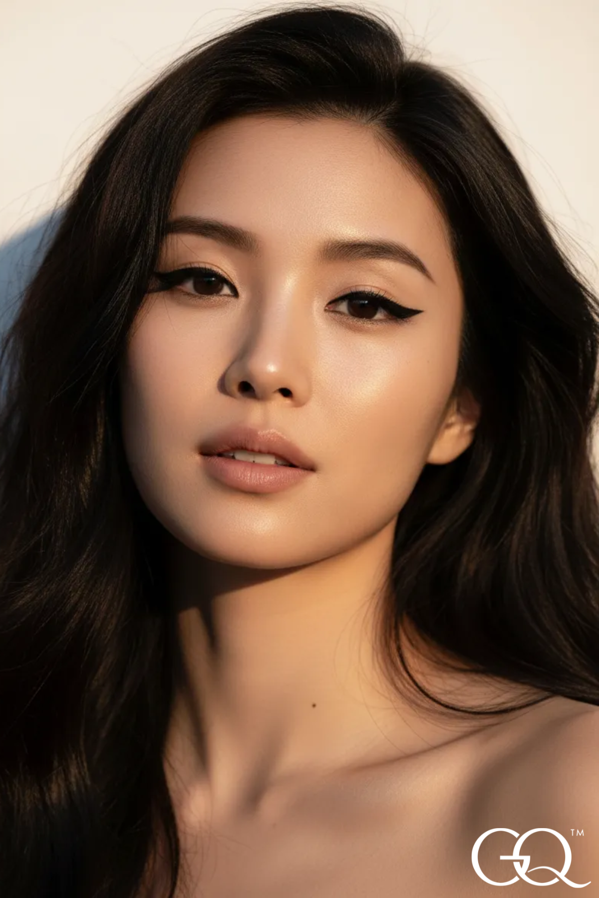 Experience the artistry of GLOWNIQUE Gel Eyeliner, a luxurious formulation that elevates your gaze with precision and sophistication. Perfect for all skin types.
